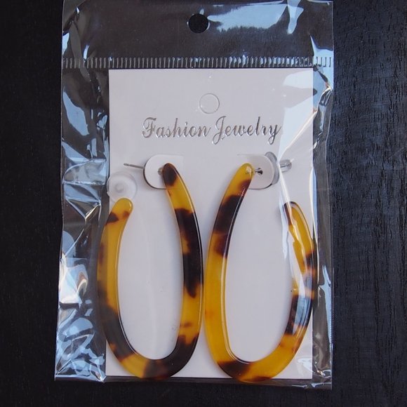 Fashion Jewelry Jewelry - NWT Trendy Tortoise Elongated Hoop Earrings